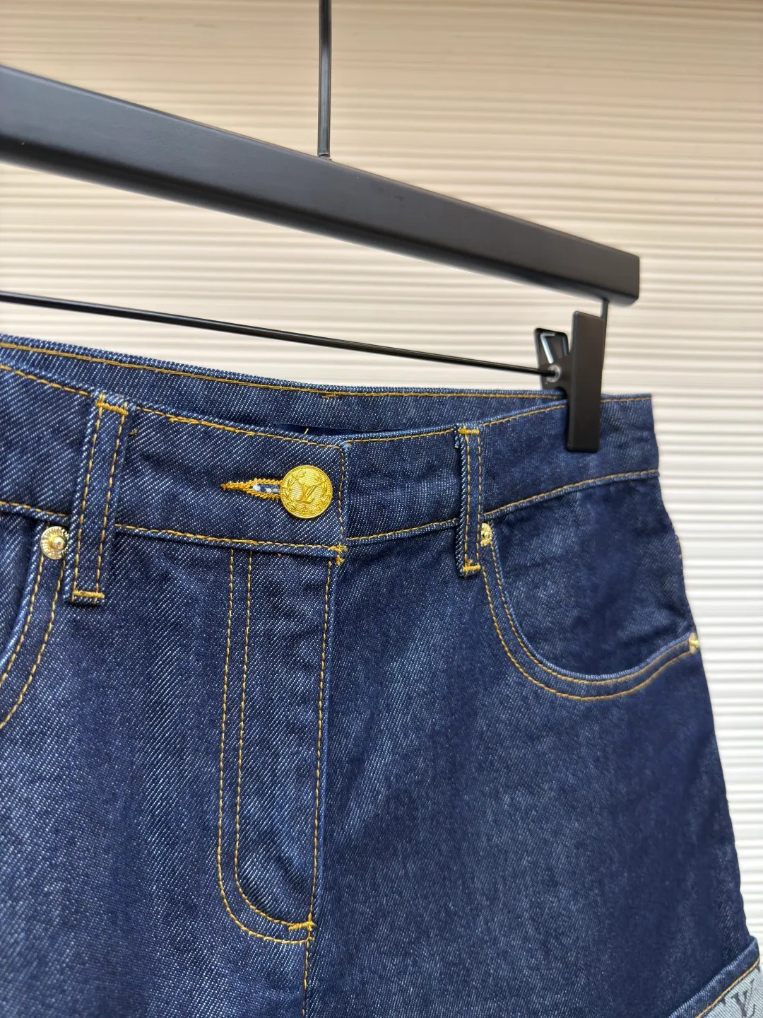 LOUIS VUITTON Dark blue logo cuffed denim shorts [Women's clothing] ●Authentic product: Purchased and developed by 13042 ●Item number: 1680061-A45 ●Material: Denim denim fabric ●Technology: Made on positioning cutting machine ●Version: fitted version ●Weight: about 385 grams ●Size: 34-36-38 ●Description: This mini shorts is cut with seasonal deep-washed denim to create a neat straight fit. Contrasting topstitching outlines the classic structural lines, and the cuffed trousers reveal the Monogram printed lining, upgrading your daily look. The overall wiring is straight and delicate, the fabric is comfortable and soft, and the color is consistent without color difference. It can be matched with the same style to create a fashionable look and control various occasions. Customized accessories, complete with three standards, same style for men and women!
